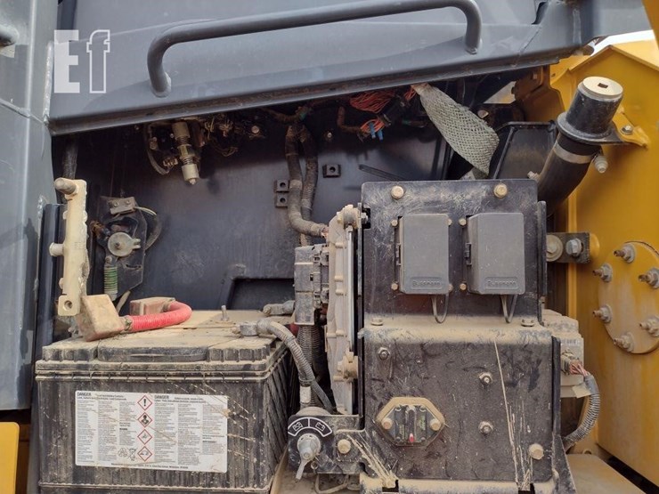 2013-deere-700k-lgp-image-22