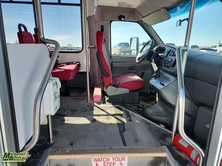 2005-ford-cutaway-s/a-16-passenger-wheelchair-accessible-van-image-26