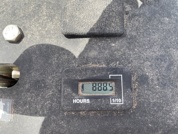 #1549-•-massey-ferguson-zero-turn-lawn-mower-image-14