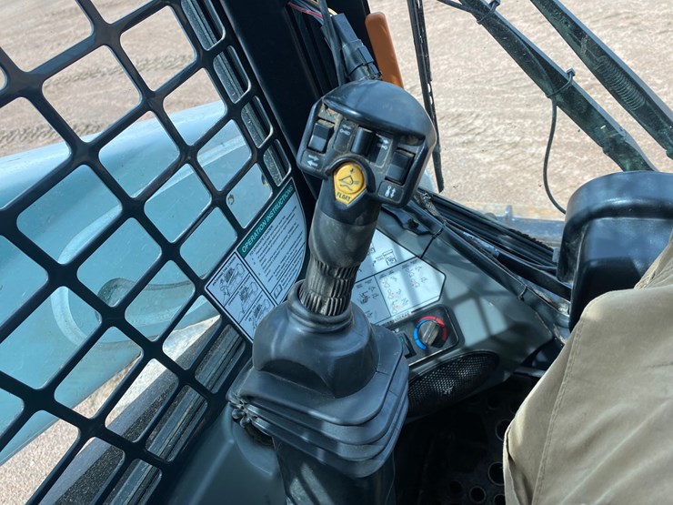 2014-bobcat-s590-image-35