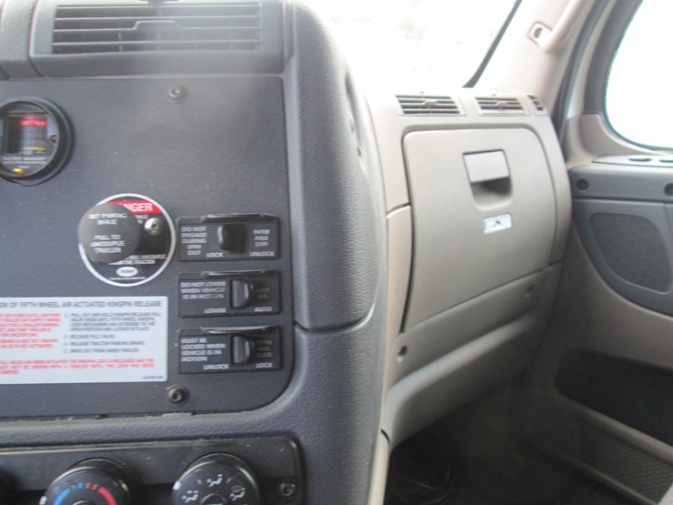 2016-freightliner-cascadia-113-image-39