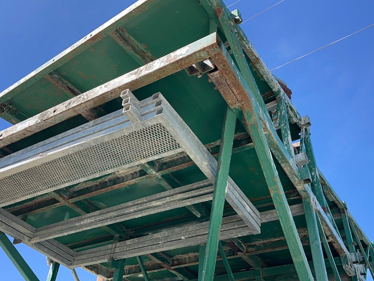 big-green-scaffolding-image-57