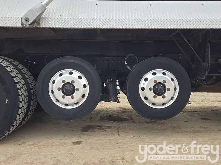 2019-freightliner-108sd-image-19