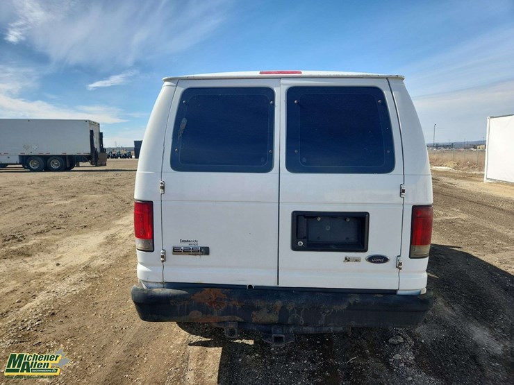 2010-ford-cargo-image-19