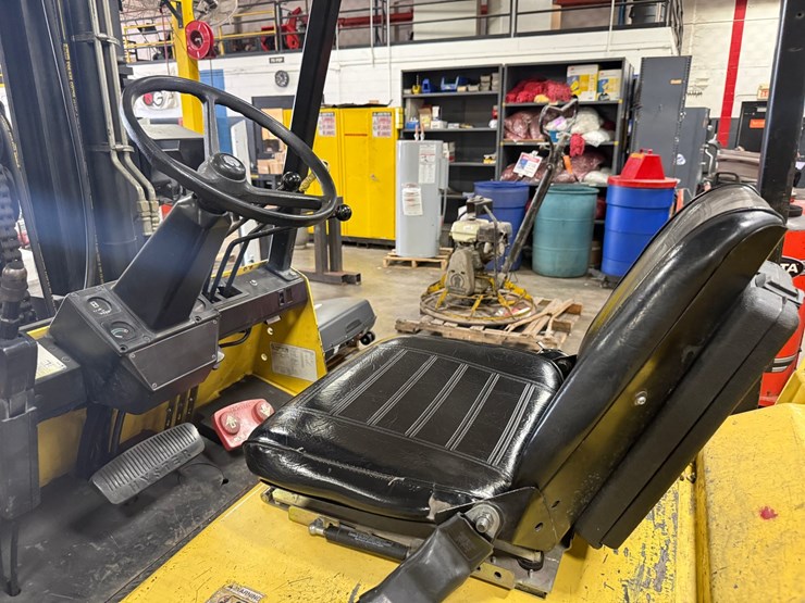 #2000-•-hyster-7700lb-forklift-image-9