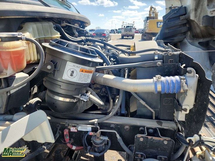 2007-freightliner-m2-106-image-24