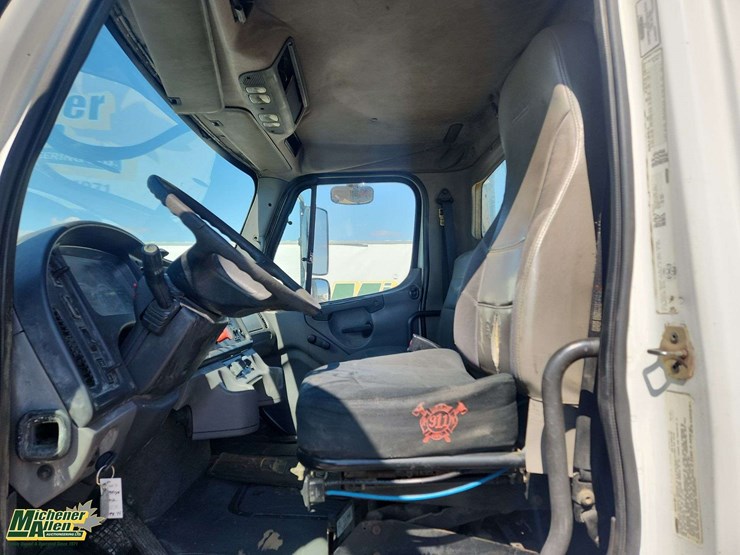 2007-freightliner-m2-106-image-17