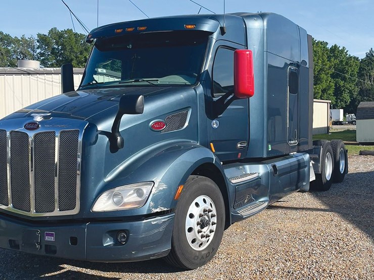 2019-peterbilt-579-image-1