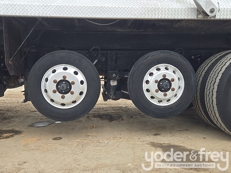 2019-freightliner-108sd-image-12