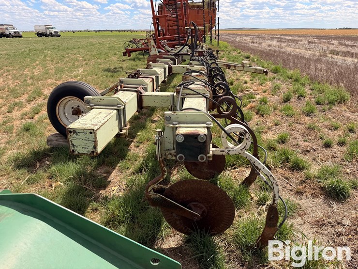 orthman-12-row-liquid-fertilizer-applicator-image-8