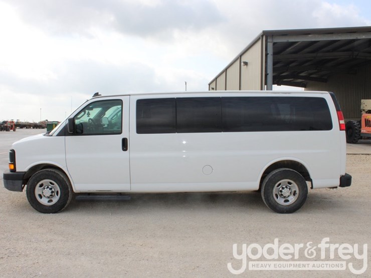 2017-chevrolet-express-3500-image-1