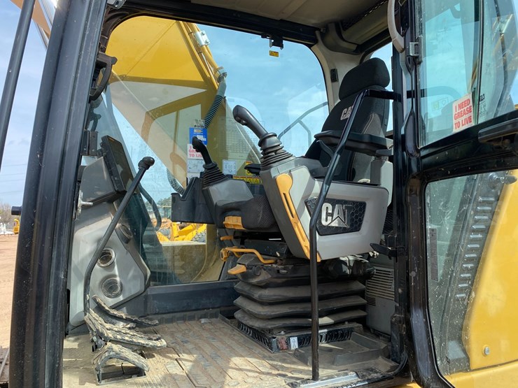 2018-caterpillar-320d-image-51