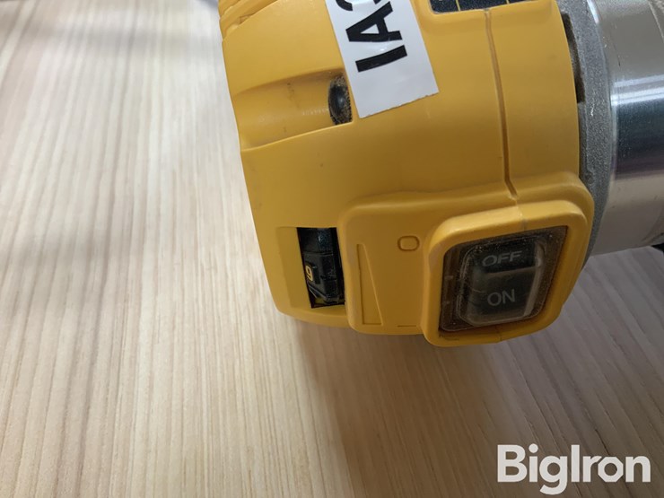 dewalt-dwp611-compact-router-image-11