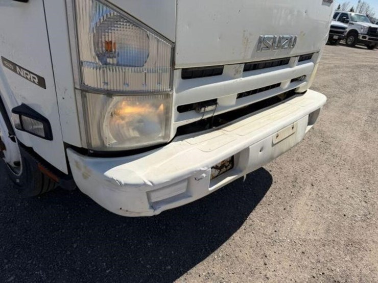 2015-isuzu-nrr-image-36