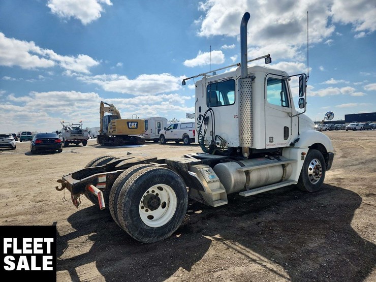 2005-freightliner-columbia-120-image-4
