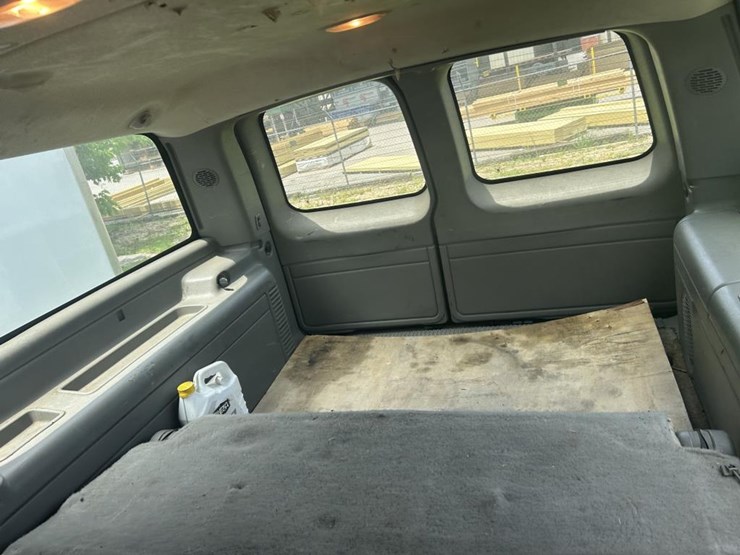 2001-chevrolet-suburban-image-15