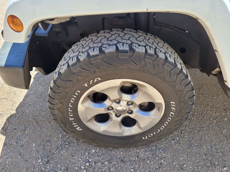 2013-jeep-wrangler-unlimited-sahara-image-19