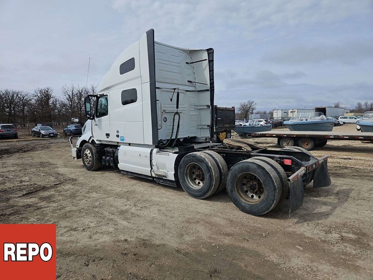 2024-volvo-vnl-t/a-sleeper-tractor-image-4