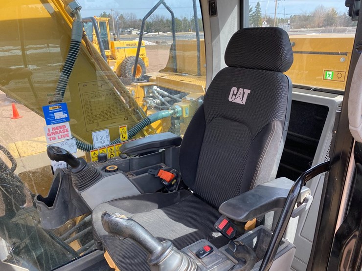 2018-caterpillar-320d-image-52