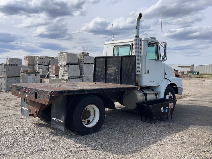 1995-volvo-truck-image-7