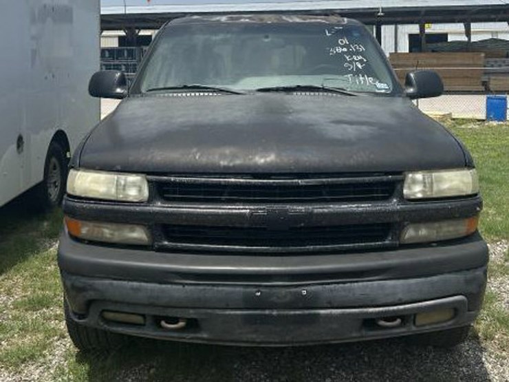 2001-chevrolet-suburban-image-2