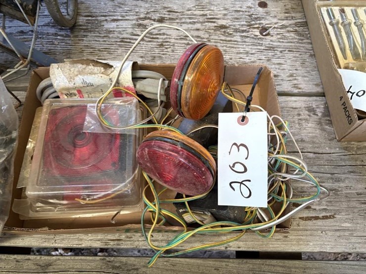 trailer-lights,-batter-tender-image-2