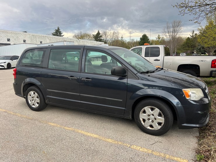 2013-dodge-caravan-image-2