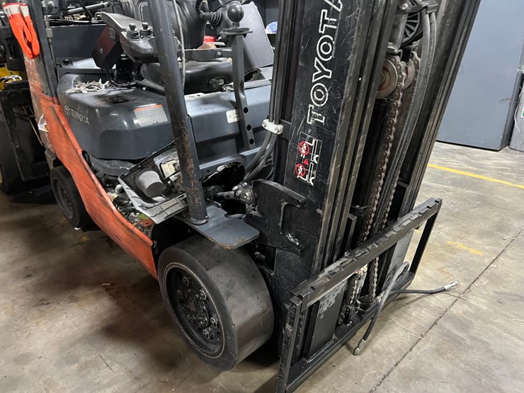 #2002-•-toyota-forklift-(parts-only)-image-4