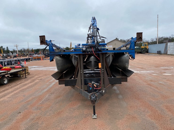 #1575-•-28'6"-pontoon-barge-with-crane-(no-title)-image-2