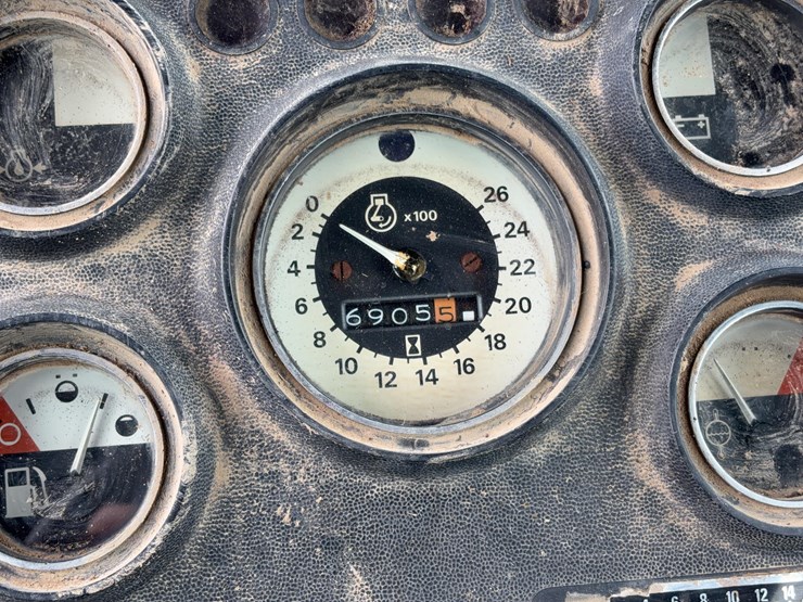1980-ford-6700-image-35