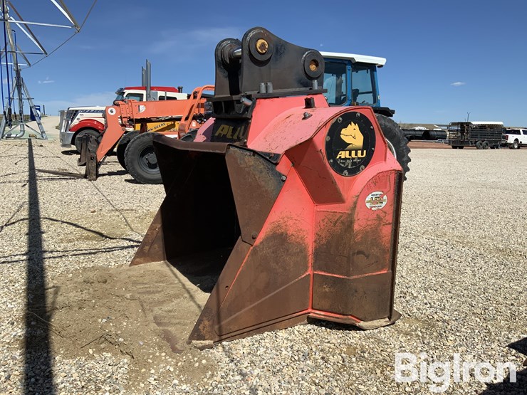 2017-caterpillar-335-image-1
