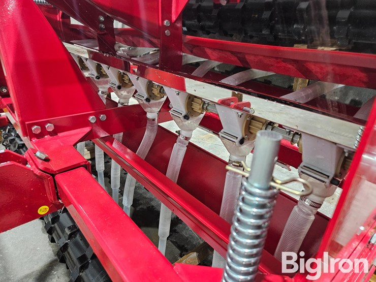 2025-massey-ferguson-730-image-11