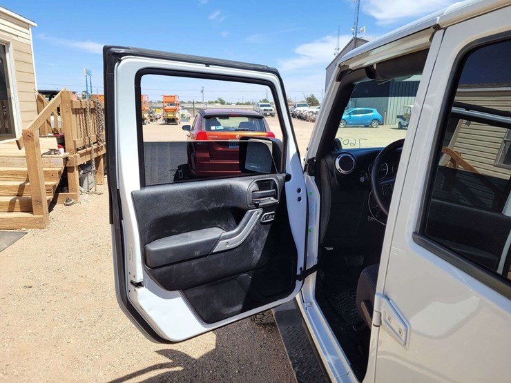 2013-jeep-wrangler-unlimited-sahara-image-10