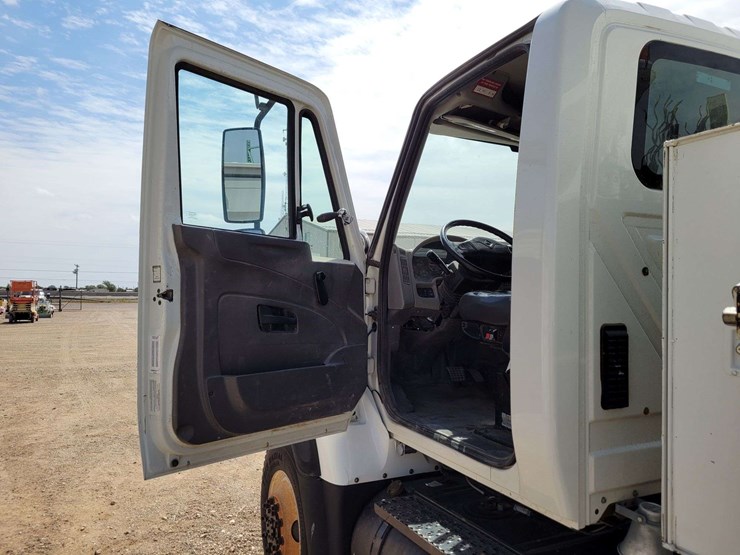 2008-international-harvester-sx525-digger-derrick-truck-image-21