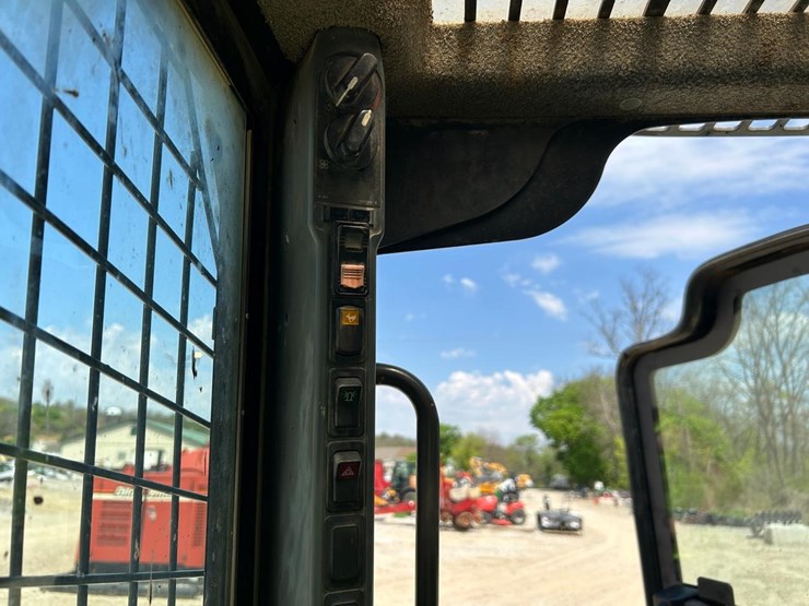 new-holland-l230-image-23