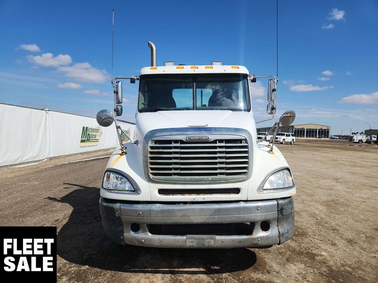 2005-freightliner-columbia-120-image-18