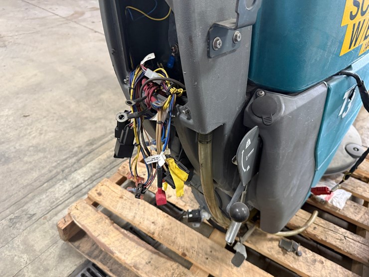#2055-•-floor-scrubber-(parts-only)-image-5