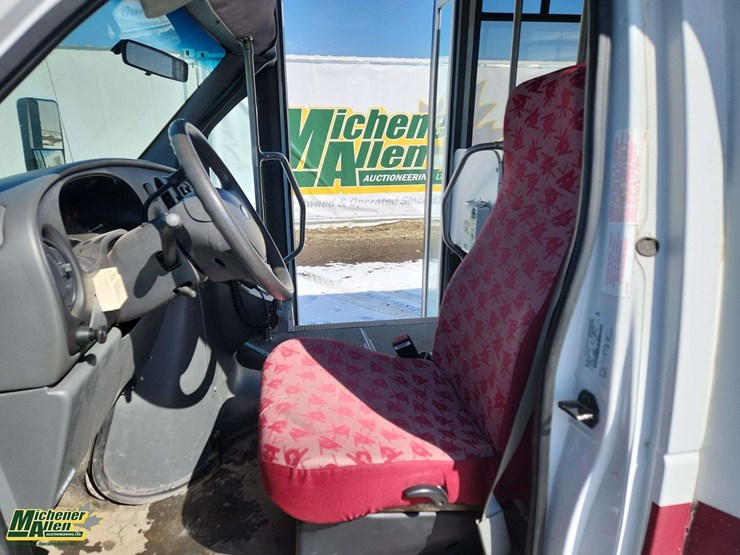 2005-ford-cutaway-s/a-16-passenger-wheelchair-accessible-van-image-25