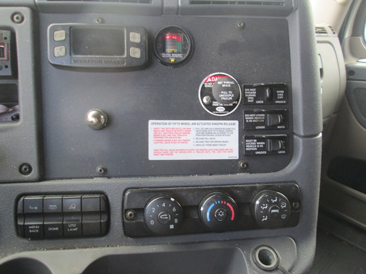 2016-freightliner-cascadia-113-image-41