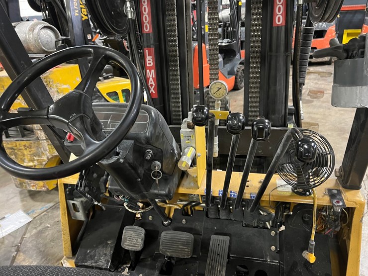 #2008-•-cat-forklift-image-11