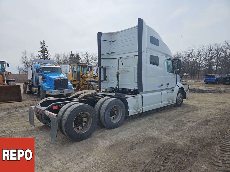 2024-volvo-vnl-t/a-sleeper-tractor-image-3