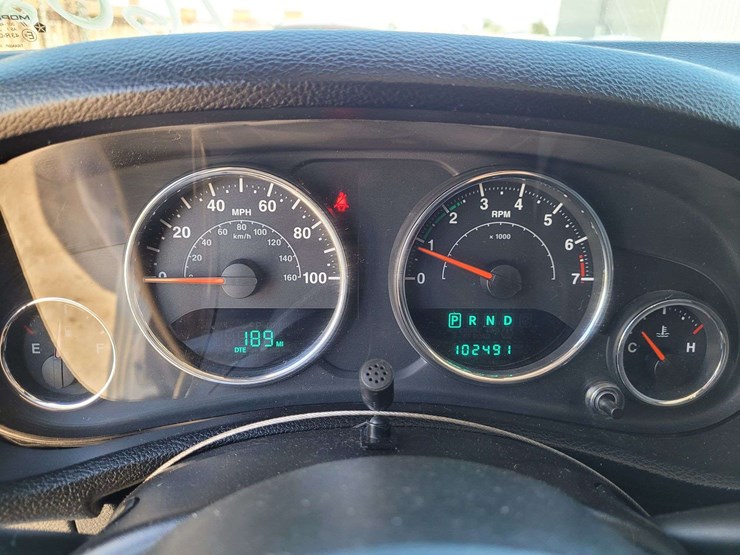 2013-jeep-wrangler-unlimited-sahara-image-17