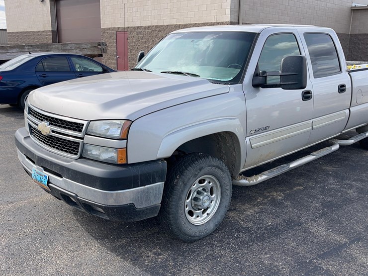 2006-chevrolet-silverado-2500-pickup-image-9