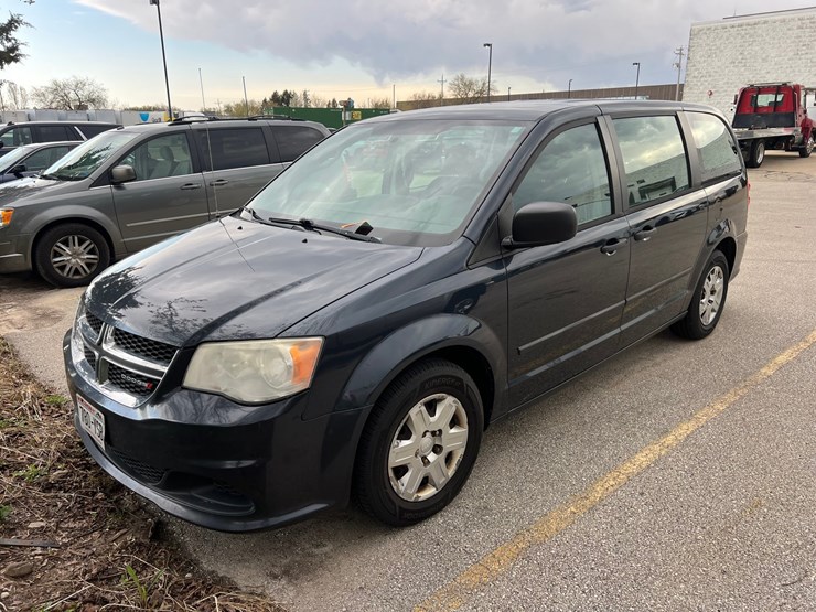 2013-dodge-caravan-image-1