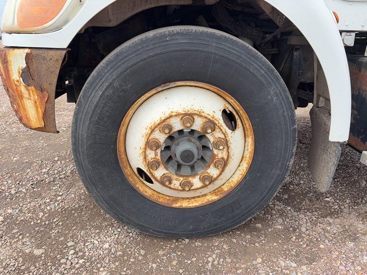 2011-peterbilt-330-reefer-truck-image-9