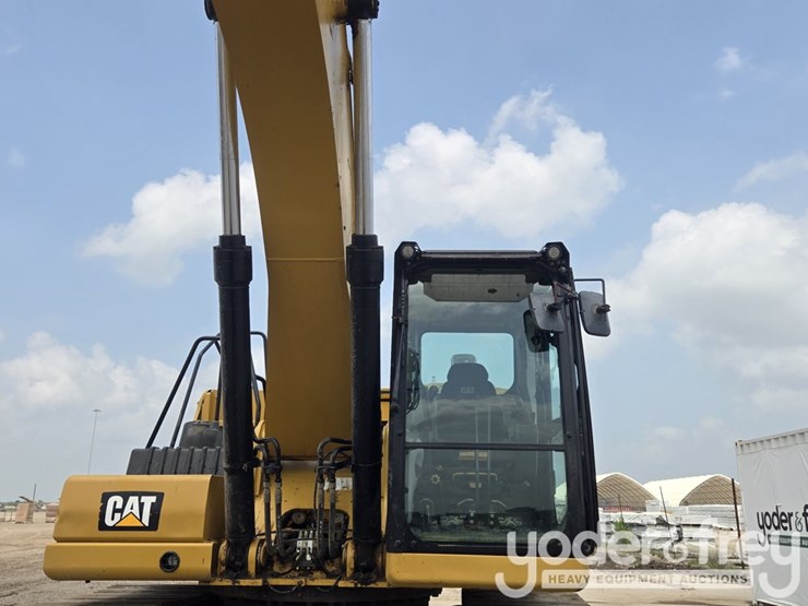2019-caterpillar-330-image-35