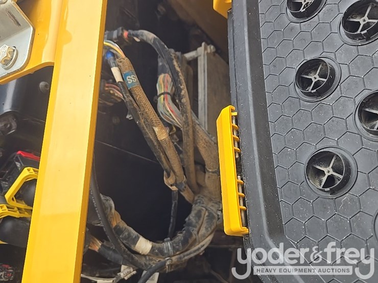 2021-caterpillar-336-image-46