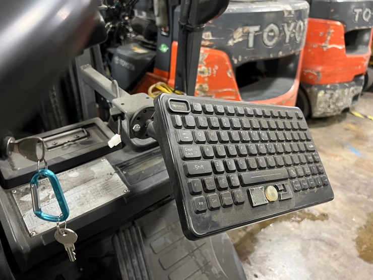#2004-•-toyota-4500-lb.-forklift-image-9