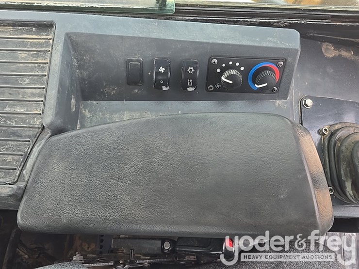2019-deere-700k-lgp-image-55