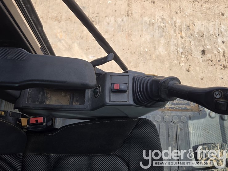 2019-caterpillar-330-image-52